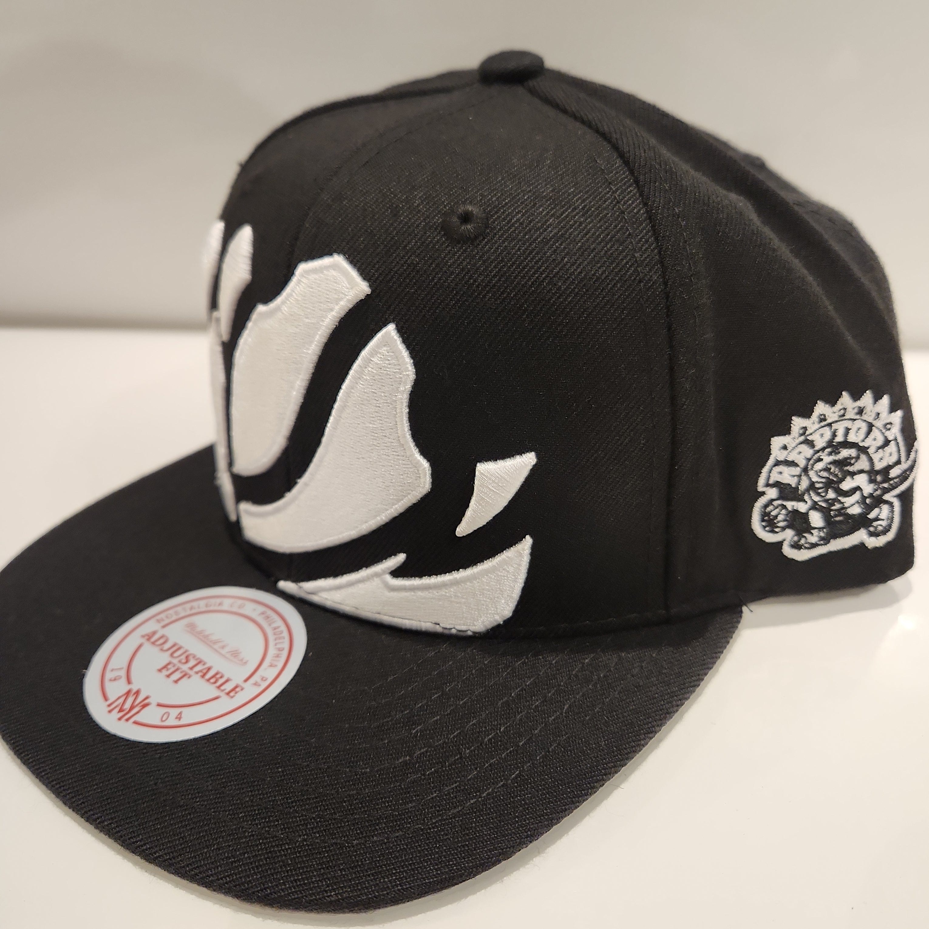 Toronto Raptors NBA Mitchell & Ness Men's Black Negative Space Snapback