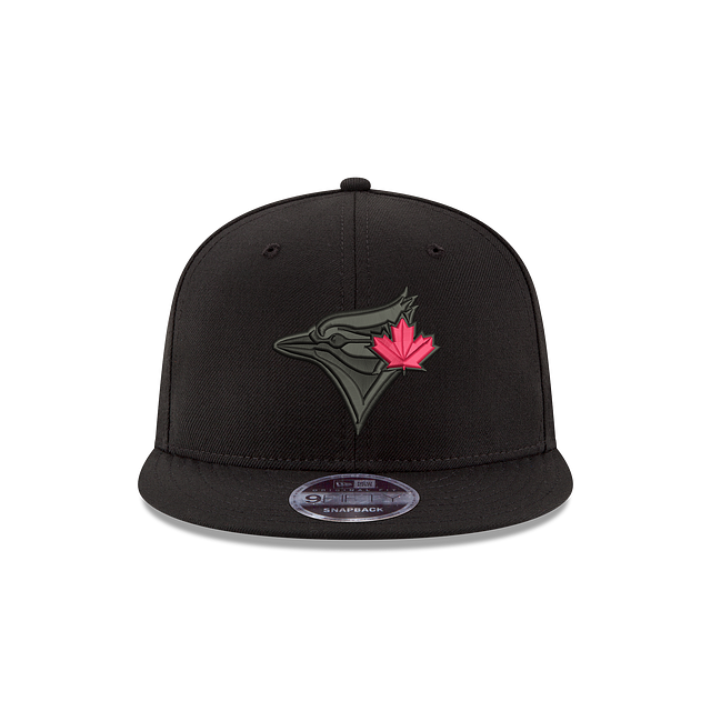 Toronto Blue Jays MLB New Era pour hommes, noir sur noir, feuille rouge 9Fifty Snapback