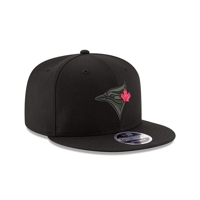 Toronto Blue Jays MLB New Era pour hommes, noir sur noir, feuille rouge 9Fifty Snapback