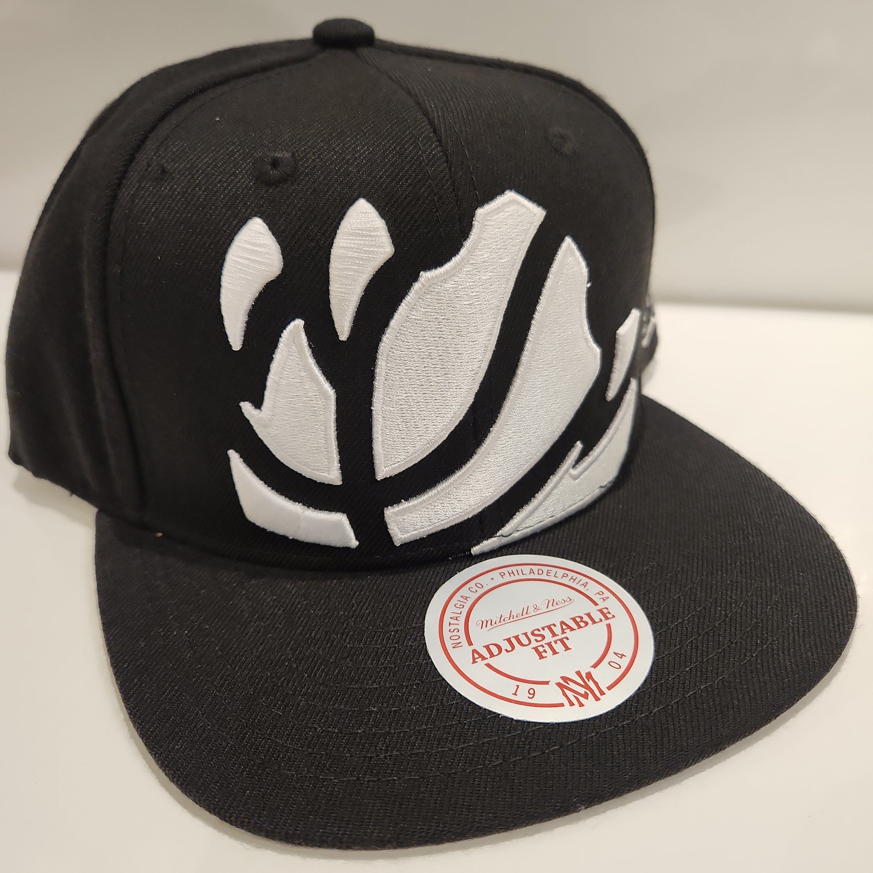 Toronto Raptors NBA Mitchell & Ness Men's Black Negative Space Snapback